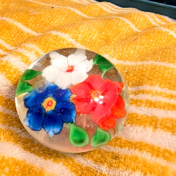Art glass floral paperweight - Picture 2 of 4